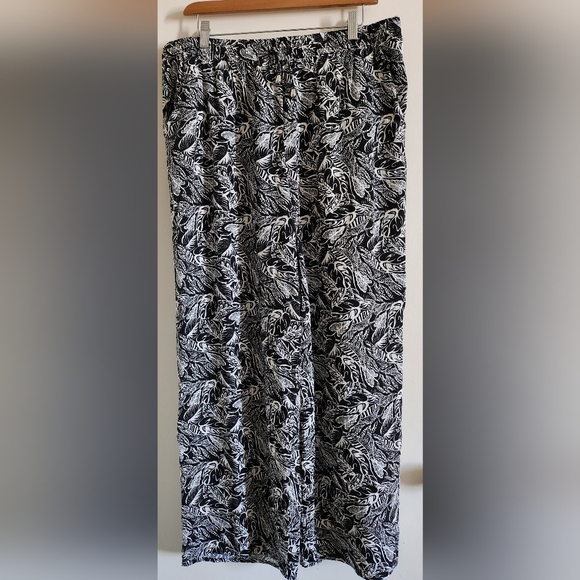 Love Wish - Black and White Leaf Print Pants - (2XL) - Picture 2 of 5